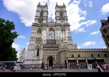 LONDON, Großbritannien - 15. JULI 2022: Westminster Abbey Western Facade, London, England Stockfoto