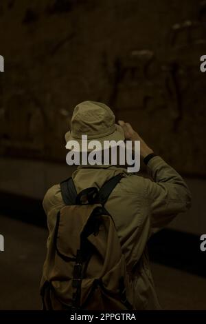 Rückansicht eines Mannes, der Fotos von einer unterirdischen Prägung macht Stockfoto