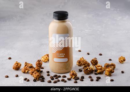 Kleine Flasche mit Eiskaffee und Popcorn-Cocktail Stockfoto