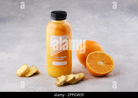 Kleine Flasche mit Orangen- und Ingwerlimonade Stockfoto