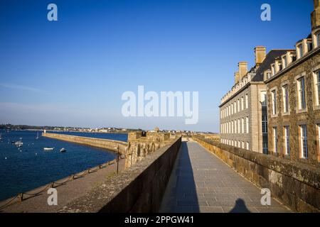 Saint-Malo Leuchtturm und Pier Blick von der Stadtbefestigung, Bretagne, Frankreich Stockfoto