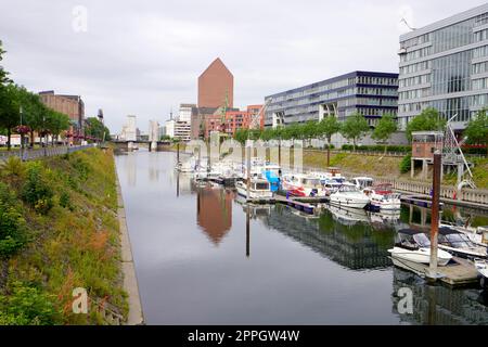 DUISBURG, DEUTSCHLAND - 10. JUNI 2022: Duisburger Innenhafen mit den Gebäuden Mitsubishi, Hitachi, TK Gesundheit und dem Staatsarchiv Nordrhein-Westfalen Duisburg Stockfoto