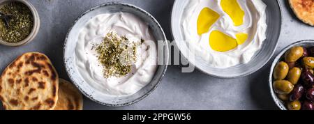 Lob-Joghurt-Frischkäse mit Olivenöl und Zaatar, Banner. Traditionelles arabisches oder nahöstliches, hausgemachtes LabGO-Dip. Stockfoto