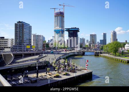 ROTTERDAM, NIEDERLANDE - 9. JUNI 2022: Skyline von Rotterdam mit Nieuwe Maas und Wolkenkratzern, Niederlande Stockfoto