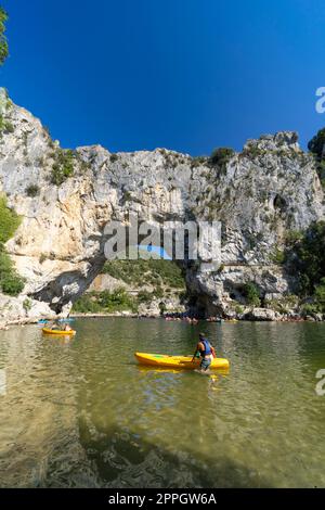 Pont d'Arc, Steinbogen über dem Fluss Ardeche, Auvergne-Rhone-Alpes, Frankreich Stockfoto