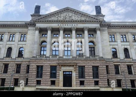 Berlin, Deutschland - 03. Oktober 2022: Der Bau des deutschen Bundesrats in Berlin im schönen Licht. Stockfoto