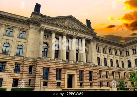 Berlin, Deutschland - 03. Oktober 2022: Der Bau des deutschen Bundesrats in Berlin im schönen Licht. Stockfoto