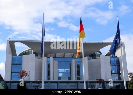 Berlin, Deutschland - 03. Oktober 2022: Das Bundeskanzleramt in Berlin mit deutschen und EU-Flaggen unter blauem Himmel. Stockfoto