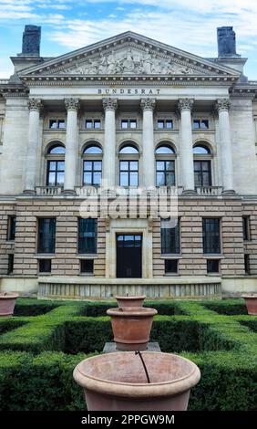 Berlin, Deutschland - 03. Oktober 2022: Der Bau des deutschen Bundesrats in Berlin im schönen Licht. Stockfoto