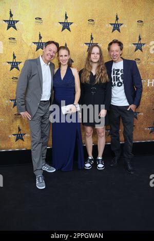 Frederik Braun, Johanna Braun, Johanna Braun (Tochter von Gerrit), Gerrit Braun, Premiere des Musicals Hamilton im Operettenhaus, Hamburg, 06.10.2022 Stockfoto