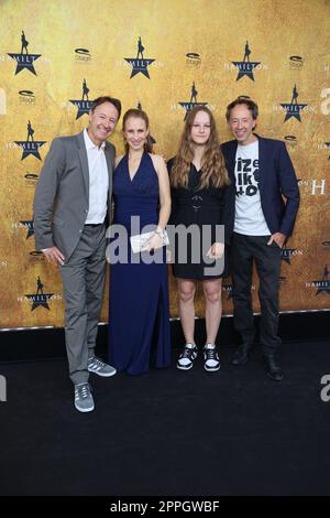 Frederik Braun, Johanna Braun, Johanna Braun (Tochter von Gerrit), Gerrit Braun, Premiere des Musicals Hamilton im Operettenhaus, Hamburg, 06.10.2022 Stockfoto