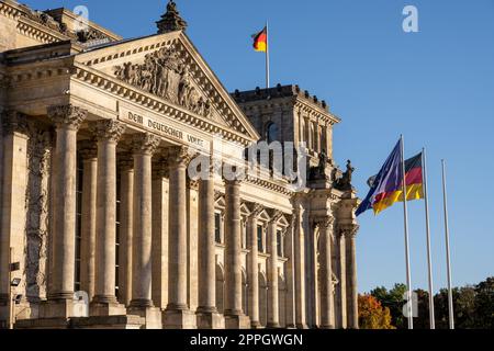 Das Eingangsportal des Reichstags in Berlin mit EU- und deutschen Flaggen Stockfoto
