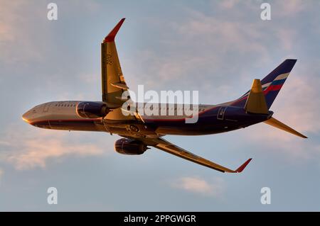 Die Boeing fliegt vor dem Hintergrund eines blauen Himmels mit Wolken. Flughafen Talagi, Archangelsk, Russland, 27,08,2022 Stockfoto