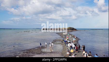 Penghu, Taiwan 25. Juni 2022: Gezeitenwanderweg verbindet Kueibishan und die Insel Chi Yu in Penghu von Taiwan Stockfoto