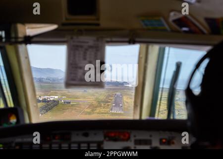 Steuerung eines kleinen Flugzeugs im Flugdeck, Blick auf die Start- und Landebahn Stockfoto