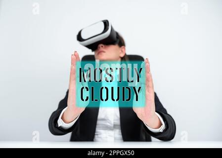 Textschild mit überwiegend Bewölkt. Business Showcase schattige, dampfende Foggy Fluffy Nebel Wolken Skyscape Stockfoto