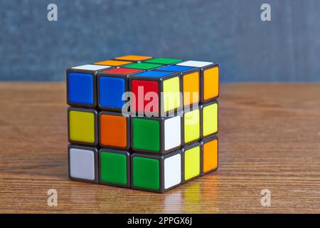 Rubik's Cube auf Weiß Stockfoto