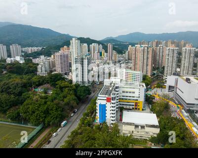Taipo, Hongkong 06. Februar 2022: Blick von oben auf das Wohnviertel von Hong Kong Stockfoto