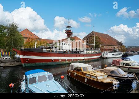 Altes Holzboot auf dem Fredericsholms Kanal in Kopenhagen, Dänemark Stockfoto