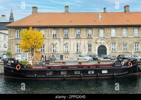 Altes Holzboot auf dem Fredericsholms Kanal in Kopenhagen, Dänemark Stockfoto
