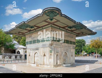 Kilic Ali Pasha Brunnen oder Tophane Brunnen, ein öffentlicher Brunnen aus dem 18. Jahrhundert, oder Sabil, Beyoglu, Istanbul, Türkei Stockfoto