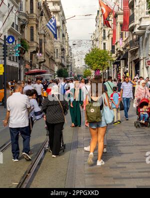 Belebte Istiklal Street oder Istiklal Caddesi in Beyoglu, auf der europäischen Seite der Provinz Istanbul, Türkei Stockfoto