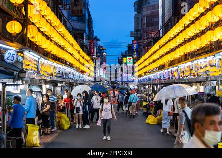 Keelung, Taiwan 19. August 2022: Keelung Miaokou Nachtmarkt in Keelung von Taiwan am Abend Stockfoto