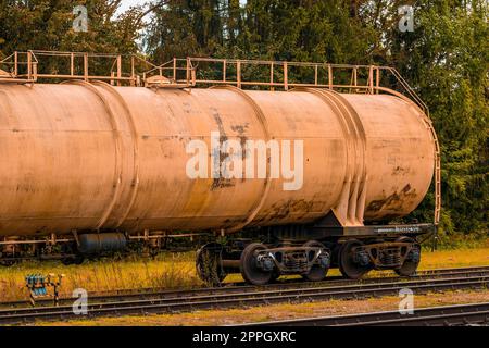 Letzter Tank mit Öl des abfahrenden Zuges Stockfoto