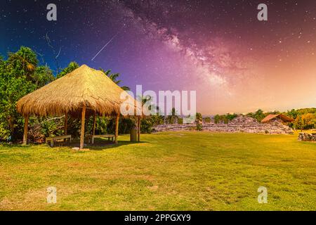 Antike Ruinen der Maya in der archäologischen Zone El Rey in der Nähe von Cancun, Yukatan, Mexiko mit dem Nachthimmel der Milchstraße-Galaxie Stockfoto