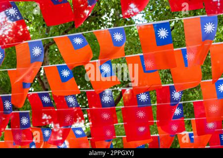 Die Nationalflagge Taiwans winkt draußen Stockfoto