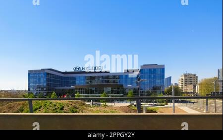 Hyundai Korea Motors, Händlergebäude. Koreanischer Autohersteller mit Firmenlogo und Firmenlogo. Stockfoto