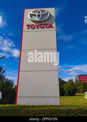 Ruse, Bulgarien - 25. September 2022: Fassade eines Autohändlers von Toyota mit dem Firmenlogo und dem Namen von Toyota in roten Buchstaben Stockfoto