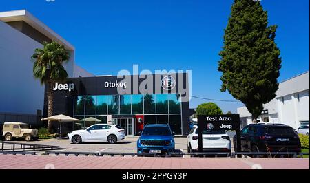 Antalya, Türkei - 17. September 2022: Gebäude des Jeep-Autohändlers. Stockfoto