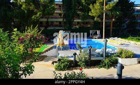 Marmaris, Türkei - 22. September 2022: Hotelgebäude und blauer Himmel, Marmaris, Türkei Stockfoto