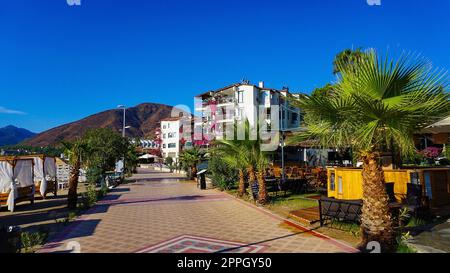 Marmaris, Türkei - 22. September 2022: Hotelgebäude und blauer Himmel, Marmaris, Türkei Stockfoto