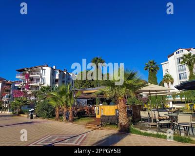 Marmaris, Türkei - 22. September 2022: Hotelgebäude und blauer Himmel, Marmaris, Türkei Stockfoto