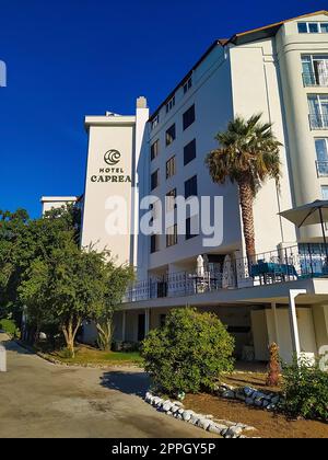 Marmaris, Türkei - 22. September 2022: Hotelgebäude und blauer Himmel, Marmaris, Türkei Stockfoto