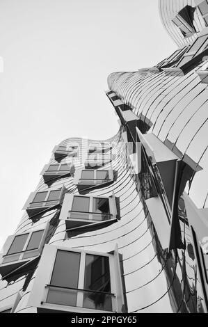 Verspiegelte Metallfassade der Gehry-Gebäude am Media Harbour in Düsseldorf Stockfoto