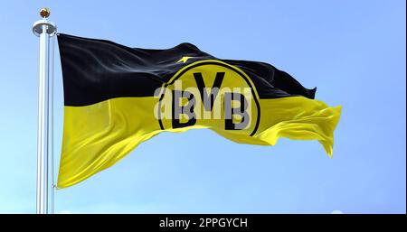 Die Flagge von Borussia Dortmund, die im Wind winkt. Stockfoto