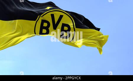 Die Flagge von Borussia Dortmund, die im Wind winkt. Stockfoto