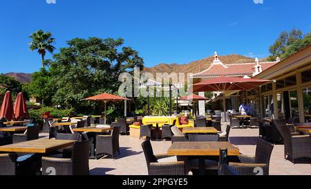 Icmeler, Türkei - 22. September 2022: MARTI Resort Hotel. Blühender Busch auf dem Gelände des Hotels Stockfoto