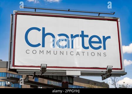 Reklametafel mit Logo der Charter-Kommunikation Stockfoto
