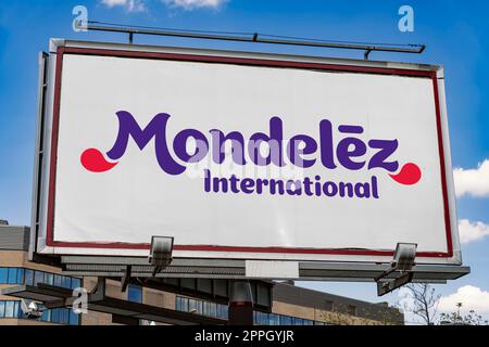 Reklametafel mit dem Logo von Mondelez Internat. Stockfoto