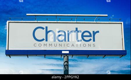 Reklametafel mit Logo der Charter-Kommunikation Stockfoto