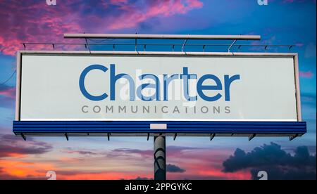 Reklametafel mit Logo der Charter-Kommunikation Stockfoto