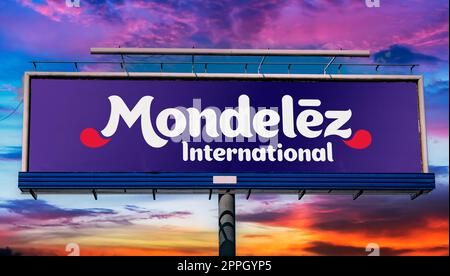 Reklametafel mit dem Logo von Mondelez Internat. Stockfoto