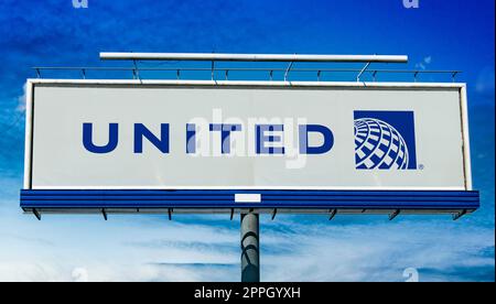 Reklametafel mit dem Logo von United Airlines Stockfoto