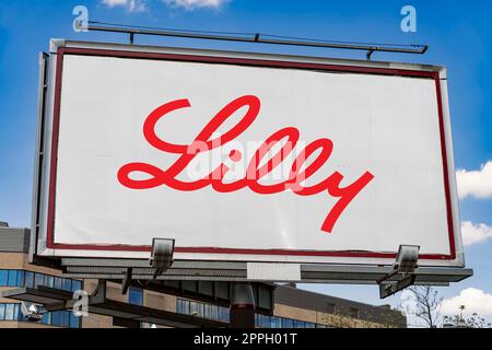 Reklametafel mit dem Logo von Eli Lilly und Company Stockfoto