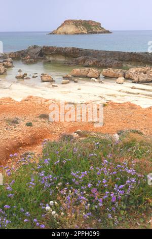 Die unbewohnte Insel Geronisos (Yeronisos), Heilige Insel, Republik Zypern Stockfoto