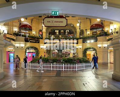 Der Brunnen im State Department Store (GUM) ist ein großer Einkaufskomplex Stockfoto